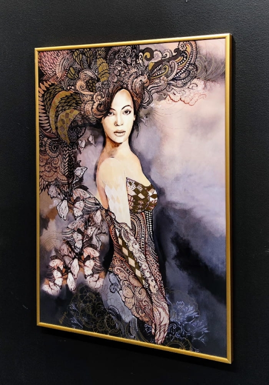 Madame Butterfly Grey ZDOBIONA Gold 50x70 cm, rama złota, right side, black wall.jpg