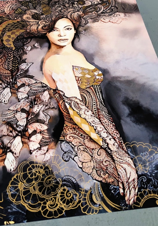 Madame Butterfly Grey ZDOBIONA Gold 70x100 cm, perspektywa 2.jpg