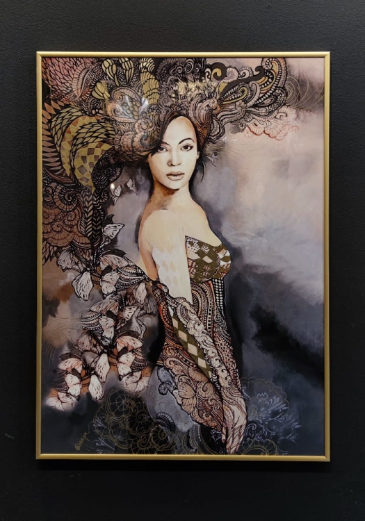 Madame Butterfly Grey ZDOBIONA Gold 70x100 cm, rama złota, black wall.jpg