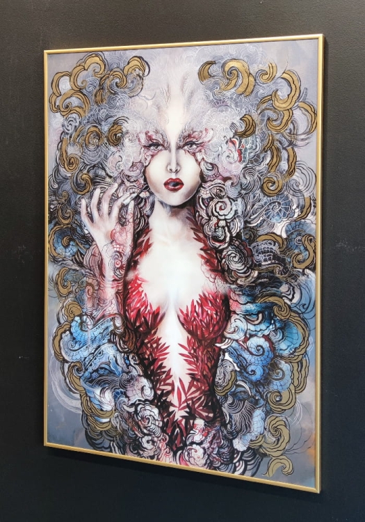 Pet-Carmen Gold, plakat zdobiony Gold, 70x100 cm, Maggie Piu, rama złota, right side, black wall.jpg