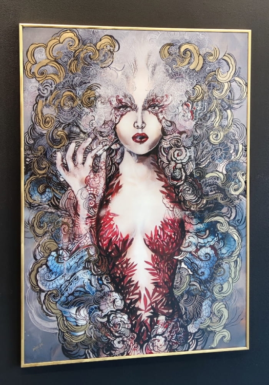 Pet-Carmen Gold, plakat zdobiony Gold, 70x100 cm, Maggie Piu, rama złota, left side, black wall.jpg