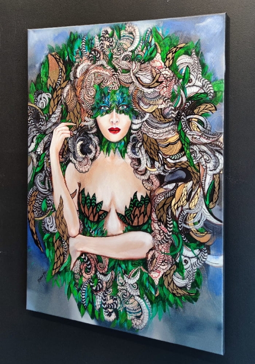 Freya, 70x100 cm, technika mieszana, Maggie Piu, 2022, black wall, right side 2.jpg