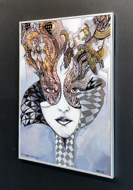 Królowa Margot Silver-gold zdobiona 70x100, rama alu silver, black wall, right side.jpg