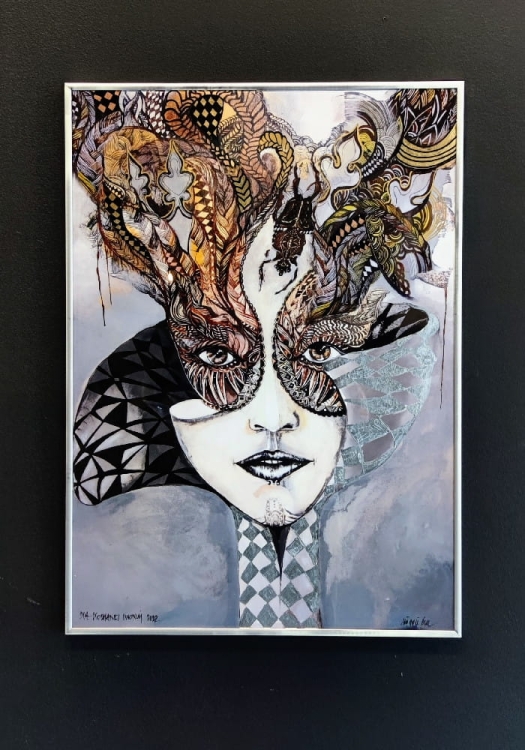 Królowa Margot Silver-gold zdobiona 70x100, rama alu silver, black wall.jpg