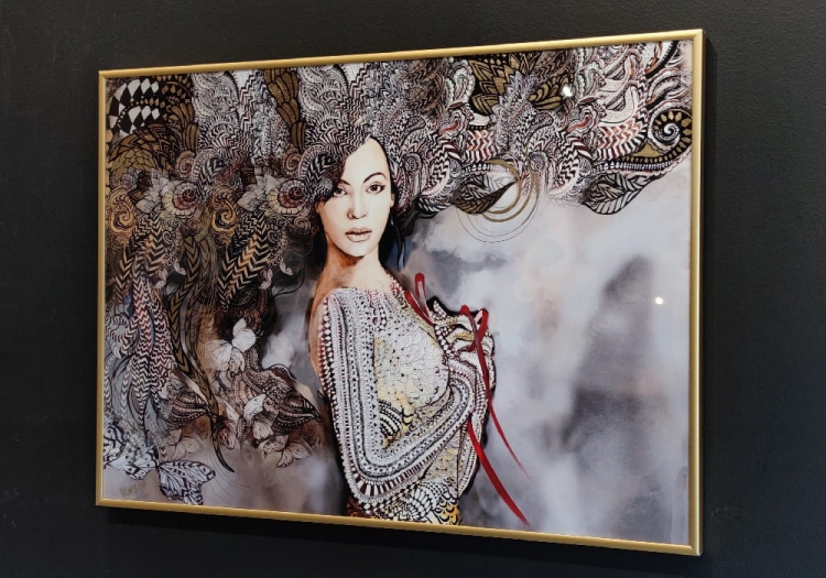 Madame Butterfly Grey ZDOBIONA 70x50 cm, v.3, gold frame, right side.jpg