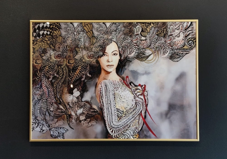 Madame Butterfly Grey ZDOBIONA 70x50 cm, v.3, gold frame.jpg