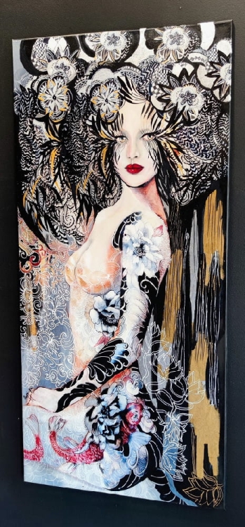 Lady Nova Peony, 70x150 cm, technika mieszana, Maggie Piu, black wall, right side.jpg
