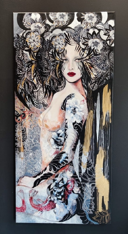Lady Nova Peony, 70x150 cm, technika mieszana, Maggie Piu, black wall.jpg