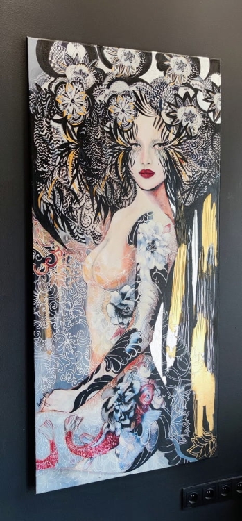 Lady Nova Peony, 70x150 cm, technika mieszana, Maggie Piu, black wall, left side.jpg