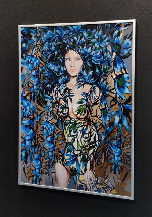 Niebieska, 50x70 cm, rama alu silver 50x70 cm, połysk, black wall, right side.jpg