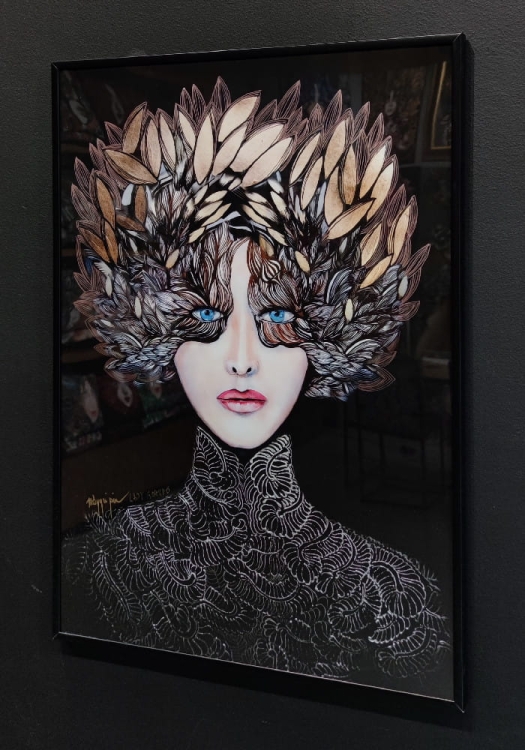 Lady Gorudo Copper 50x70, rama alu black 50x70 cm, połysk, black wall, right side.jpg