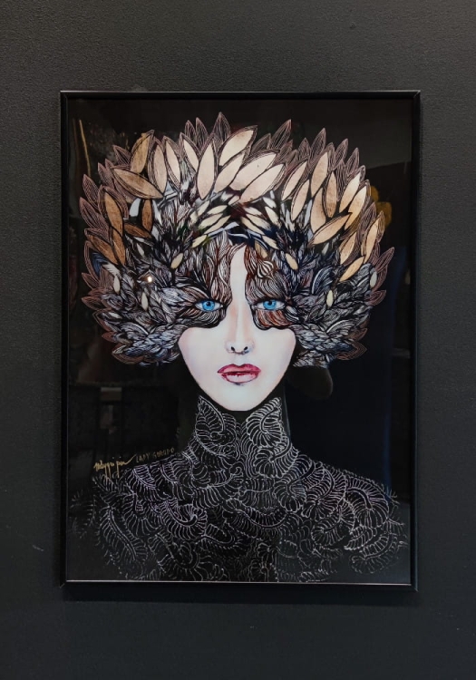Lady Gorudo Copper 50x70, rama alu black 50x70 cm, połysk, black wall.jpg