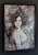 Madame Butterfly Decor, 50x70 cm, rama basic, black wall, left side, antyrefleks.jpg