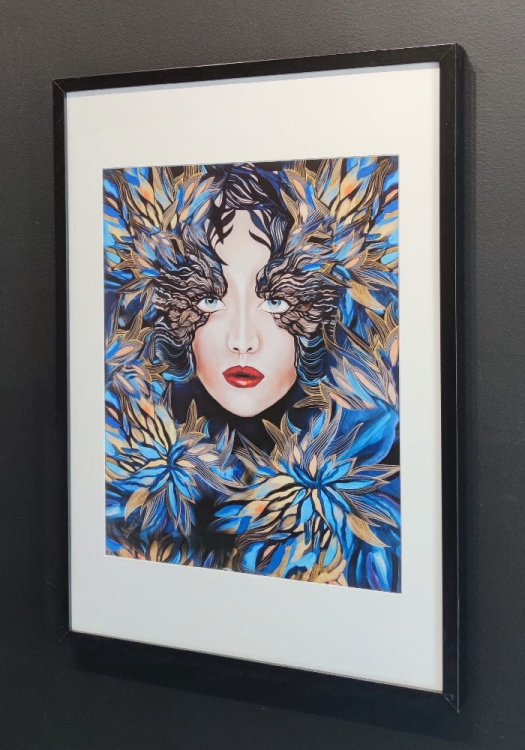 Goldiva Szafiro III, 40x50 cm, w ramie basic 52x72 cm, black wall, right side.jpg