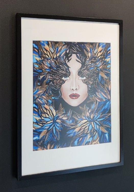 Goldiva Szafiro III, 40x50 cm, w ramie basic 52x72 cm, black wall, left side.jpg