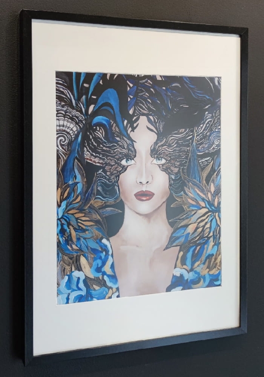 Goldiva Szafiro II, 40x50 cm, w ramie basic 52x72 cm, black wall, left side.jpg