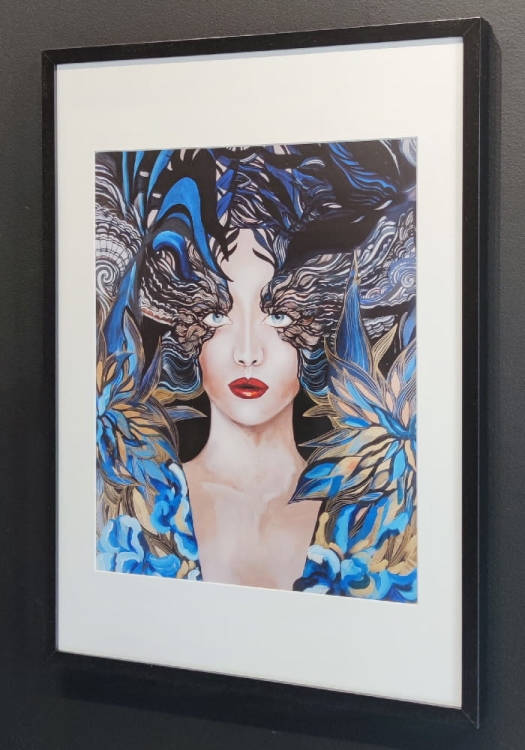 Goldiva Szafiro II, 40x50 cm, w ramie basic 52x72 cm, black wall, right side.jpg