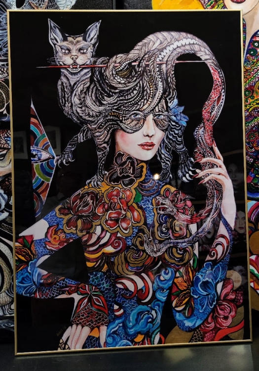 Dwa węże walczą... a głowa należy do kota, plakat zdobiony 70x100 cm, połysk, rama alu gold, Maggie Piu.jpg