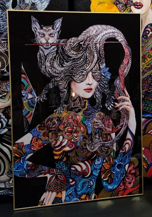 Dwa węże walczą... a głowa należy do kota, plakat zdobiony 70x100 cm, połysk, rama alu gold.jpg