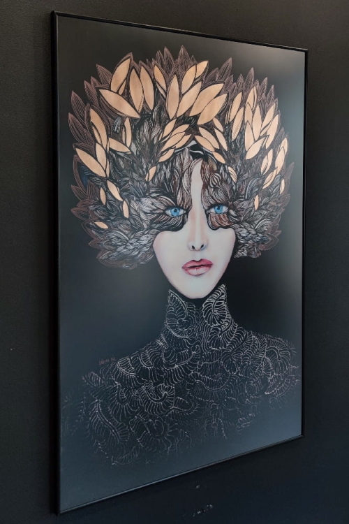 Lady Gorudo Copper, 80x120 cm, plakat zdobiony, black alu frame, antyrefleks, black wall, left side..jpg