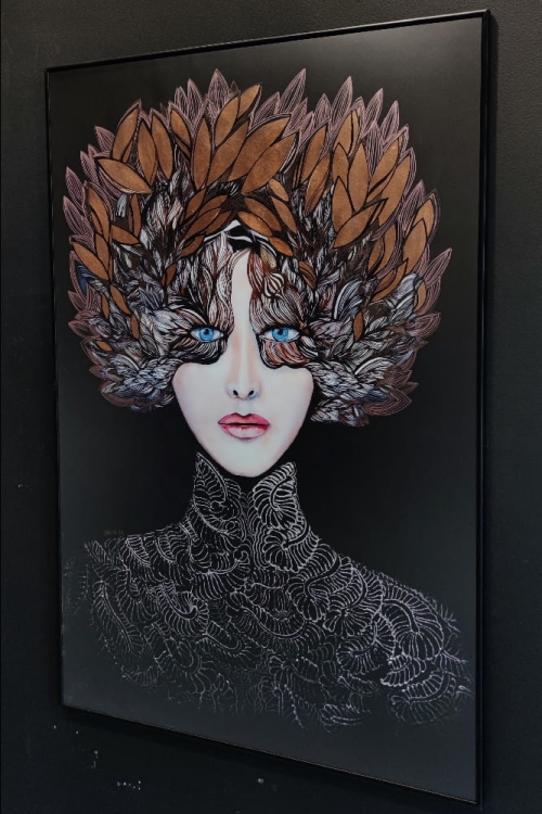 Lady Gorudo Copper, 80x120 cm, plakat zdobiony, black alu frame, antyrefleks, black wall, right side..jpg
