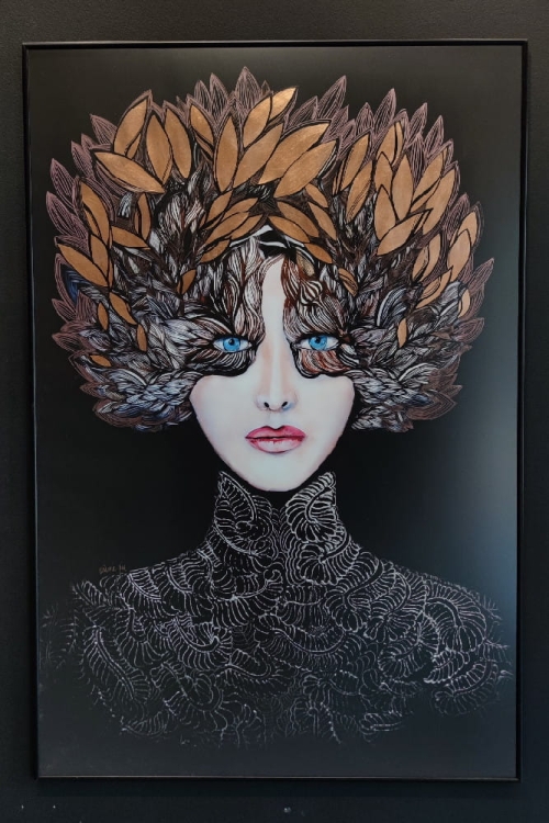 Lady Gorudo Copper, 80x120 cm, plakat zdobiony, black alu frame, antyrefleks, black wall..jpg