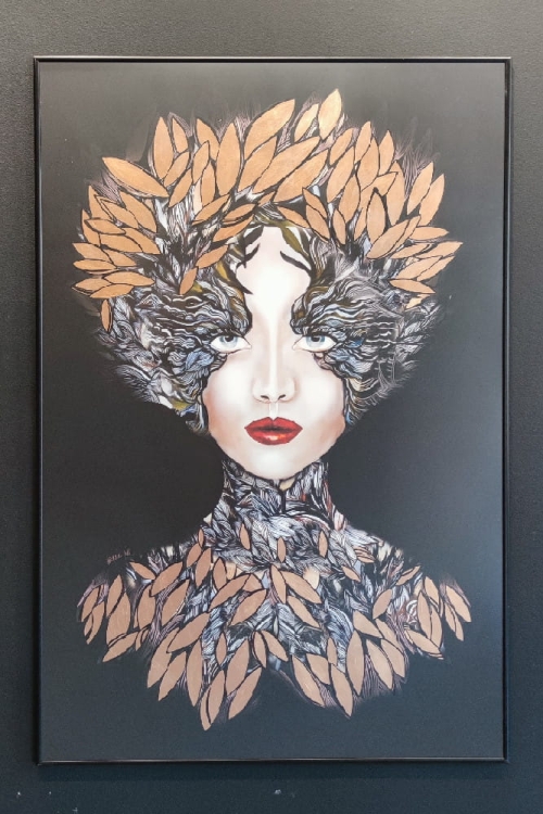 Lady Siostra Szafiro Copper, 80x120 cm, plakat zdobiony, black alu frame, antyrefleks, black wall..jpg