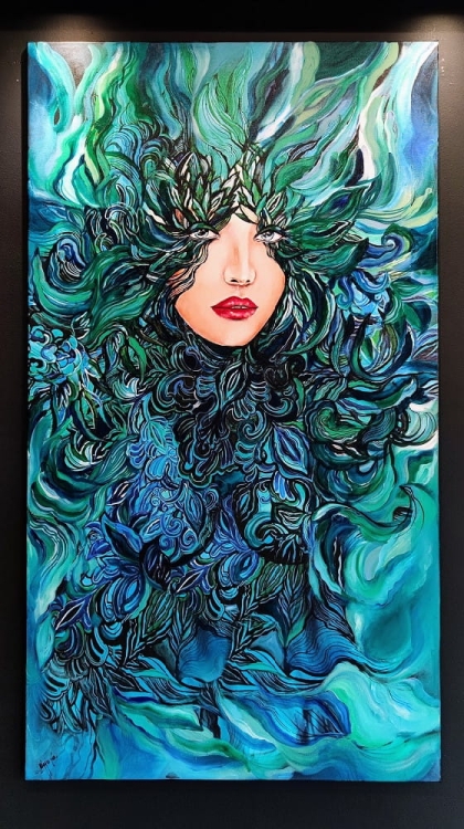 Malachitowa Medusa Mayo, 90x160 cm, technika mieszana, Maggie Piu, black wall.jpg