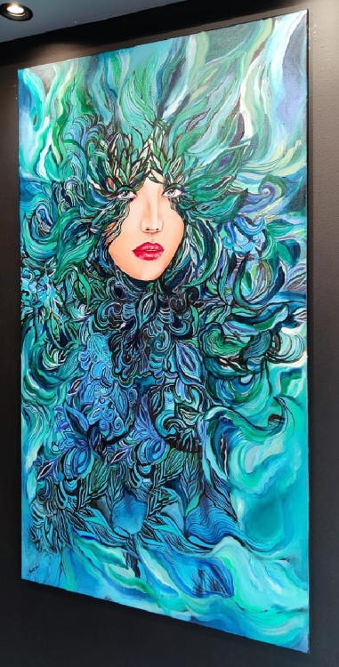 Malachitowa Medusa Mayo, 90x160 cm, technika mieszana, Maggie Piu, black wall, right side.jpg