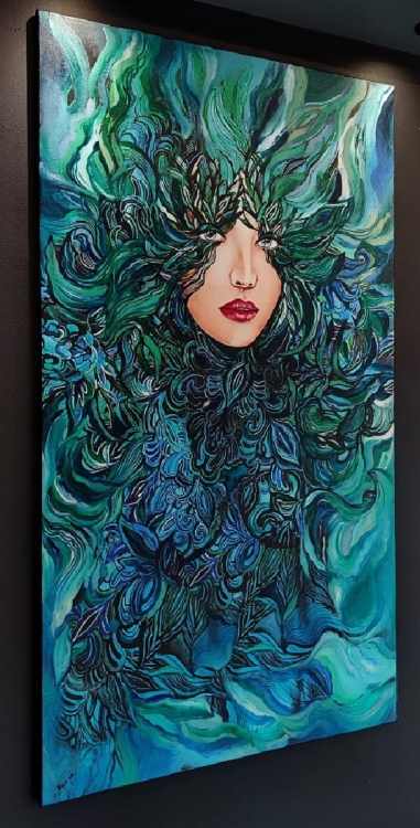 Malachitowa Medusa Mayo, 90x160 cm, technika mieszana, Maggie Piu, black wall, left side.jpg