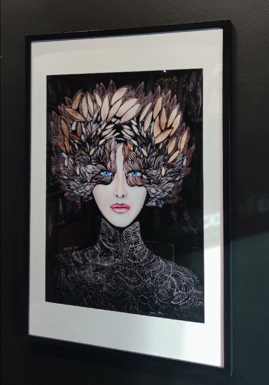 Lady Gorudo Copper 50x70, rama basic 62x92 cm, połysk, right side, black wall.jpg