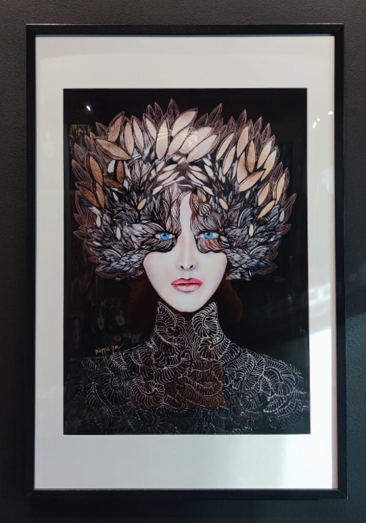 Lady Gorudo Copper 50x70, rama basic 62x92 cm, połysk, black wall.jpg