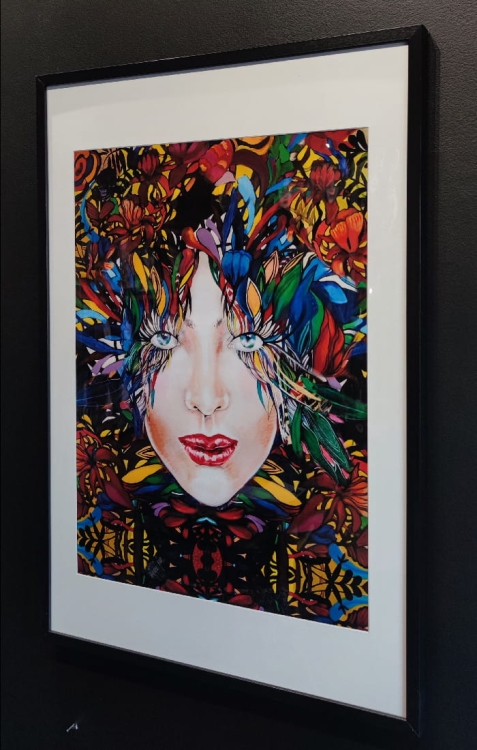 Gold 3 Medusa 50x70, rama basic 62x92 cm, right side, black wall.jpg