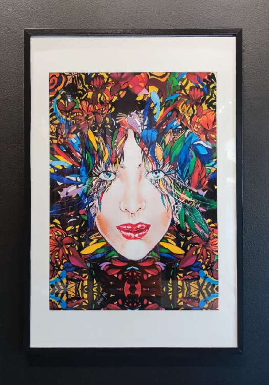 Gold 3 Medusa 50x70, rama basic 62x92 cm, black wall.jpg