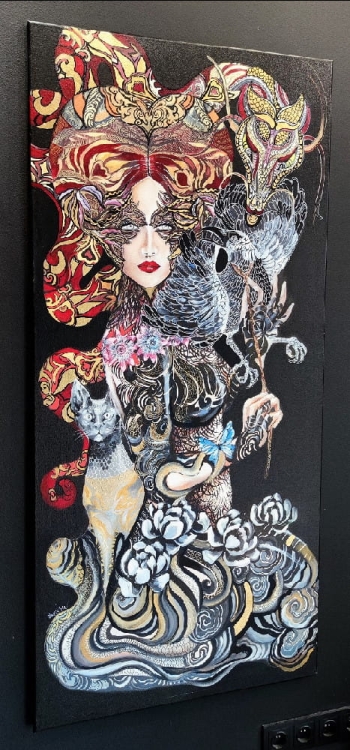 Geisha Karasu, 70x150 cm, technika mieszana, Maggie Piu, black wall in the gallery, left side.jpg