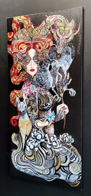 Geisha Karasu, 70x150 cm, technika mieszana, Maggie Piu, black wall in the gallery, right side.jpg