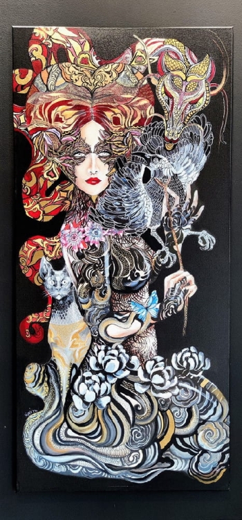 Geisha Karasu, 70x150 cm, technika mieszana, Maggie Piu, black wall in the gallery.jpg