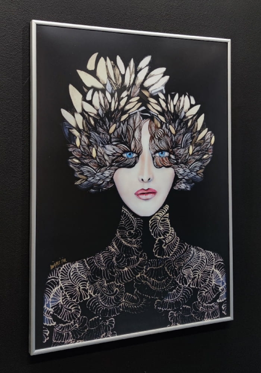 Lady Gorudo 50x70, rama alu silver 50x70 cm, antyreflex, left side, black wall.jpg