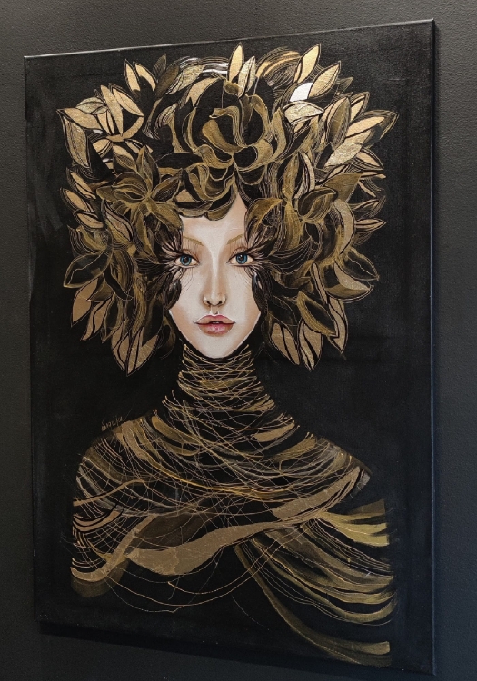 Lady Priama, 70x100 cm, Maggie Piu, black wall in the gallery, right side II.jpg