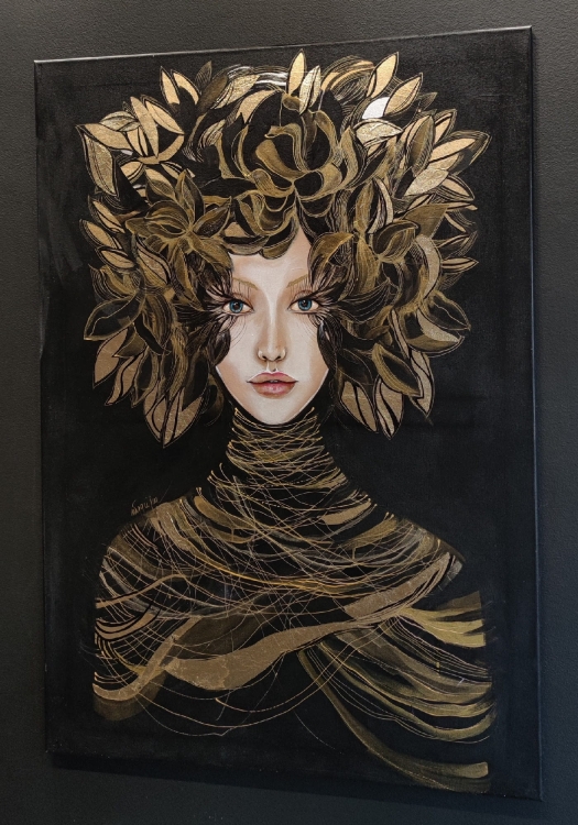 Lady Priama, 70x100 cm, Maggie Piu, black wall in the gallery, right side.jpg