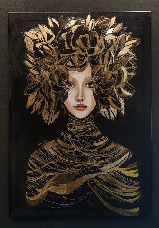 Lady Priama, 70x100 cm, Maggie Piu, black wall in the gallery.jpg