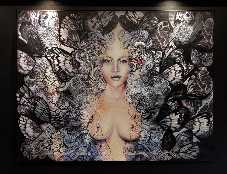 Freewolna Carmen Black Butterfly, 130x100 cm, technika mieszana, Maggie Piu, lighted, black wall.jpg