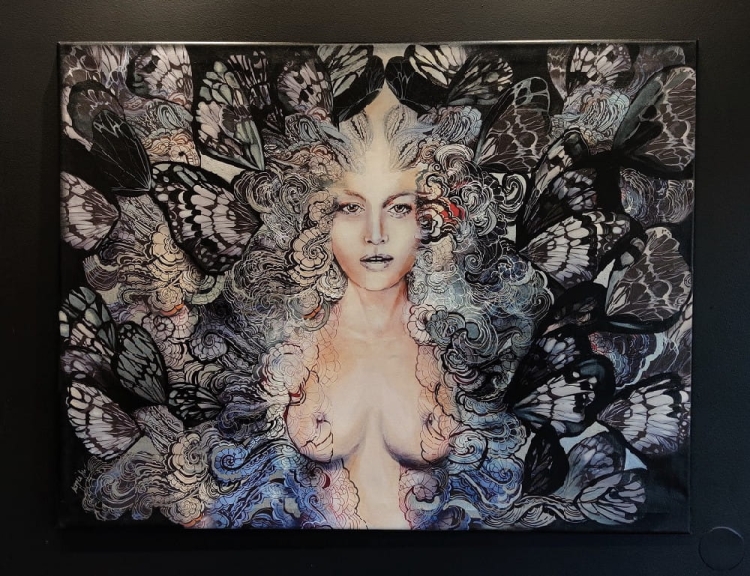 Freewolna Carmen Black Butterfly, 130x100 cm, technika mieszana, Maggie Piu, black wall.jpg