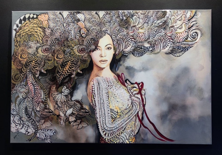 Madame Butterfly Grey, 120x80 cm, technika mieszana, Maggie Piu, black wall, 2022.12.jpg