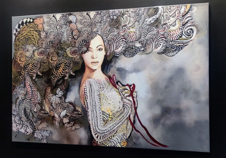 Madame Butterfly Grey, 120x80 cm, technika mieszana, Maggie Piu, black wall, right side, 2022.12.jpg