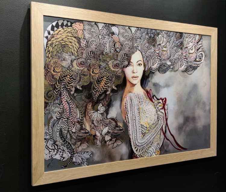 Madame Butterfly Grey, 120x80 cm, technika mieszana, Maggie Piu, rama dębowa, oak frame, black wall, left side.jpg