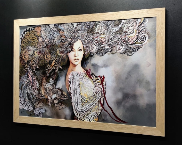 Madame Butterfly Grey, 120x80 cm, technika mieszana, Maggie Piu, rama dębowa, oak frame, black wall, right side.jpg