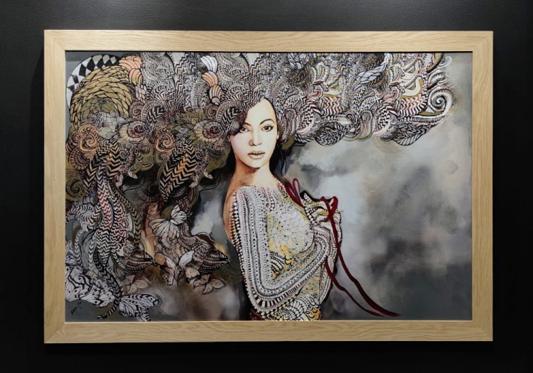 Madame Butterfly Grey, 120x80 cm, technika mieszana, Maggie Piu, rama dębowa, oak frame, black wall.jpg