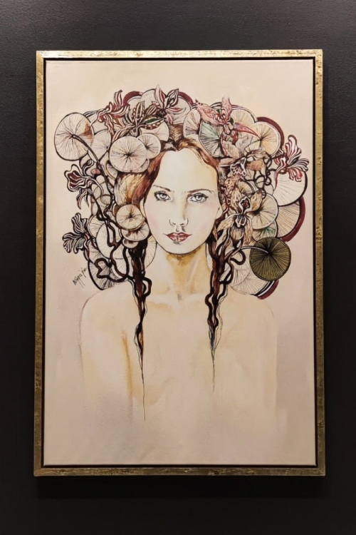 Lady Anna, 60x90 cm, technika mieszana, Maggie Piu, rama americanbox, black wall in the gallery.jpg
