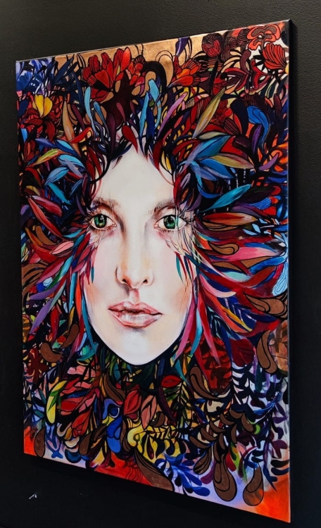 Medusa Orzo Copper, 70x100 cm, technika mieszana, Maggie Piu, black wall, right side.jpg